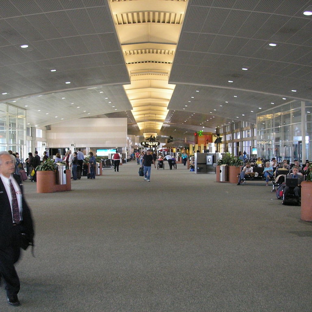 1024px-Tampa-international-airport-interior-1024x1024.jpg