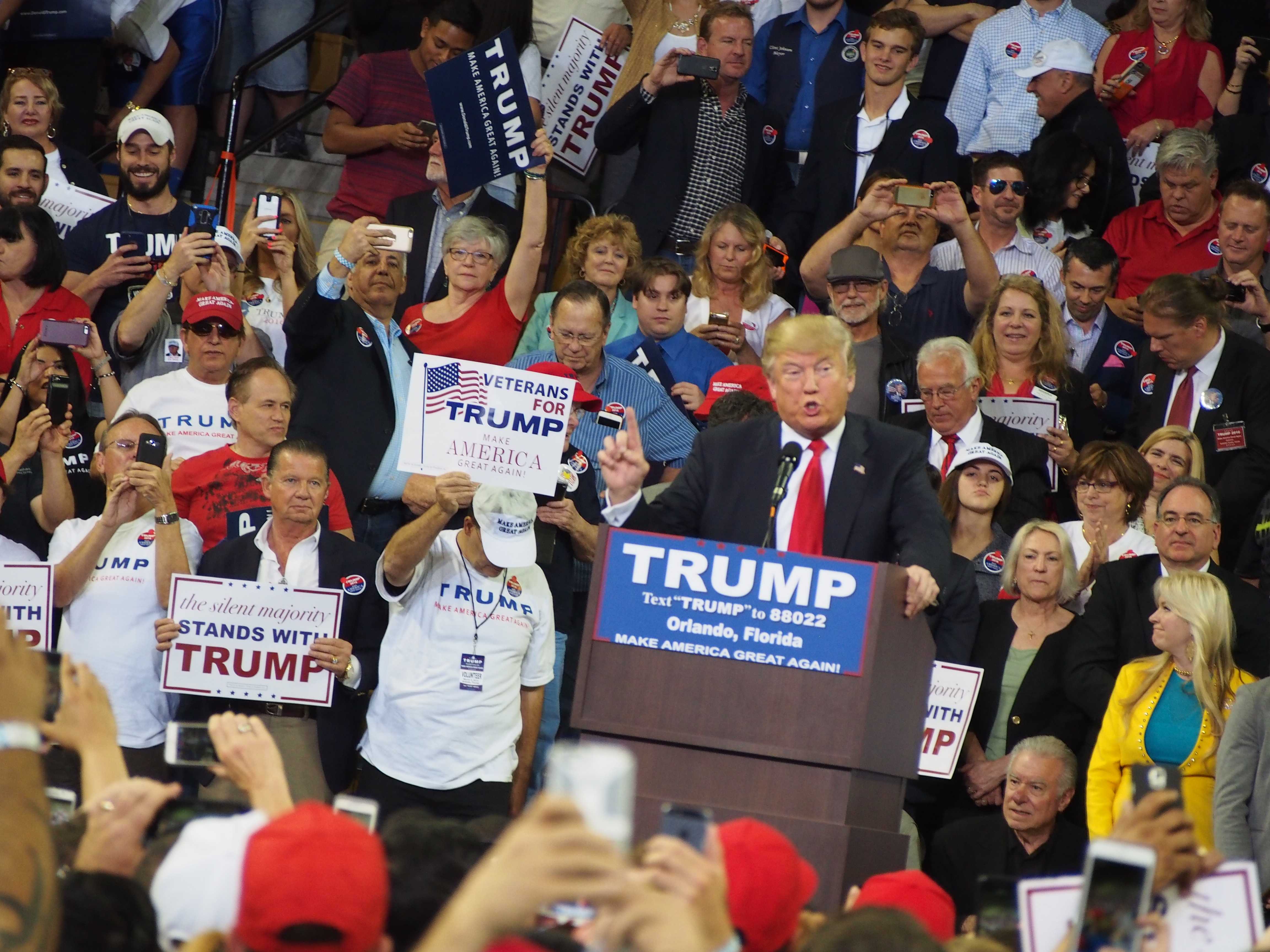 Protesters force Donald Trump to shut down Chicago rally