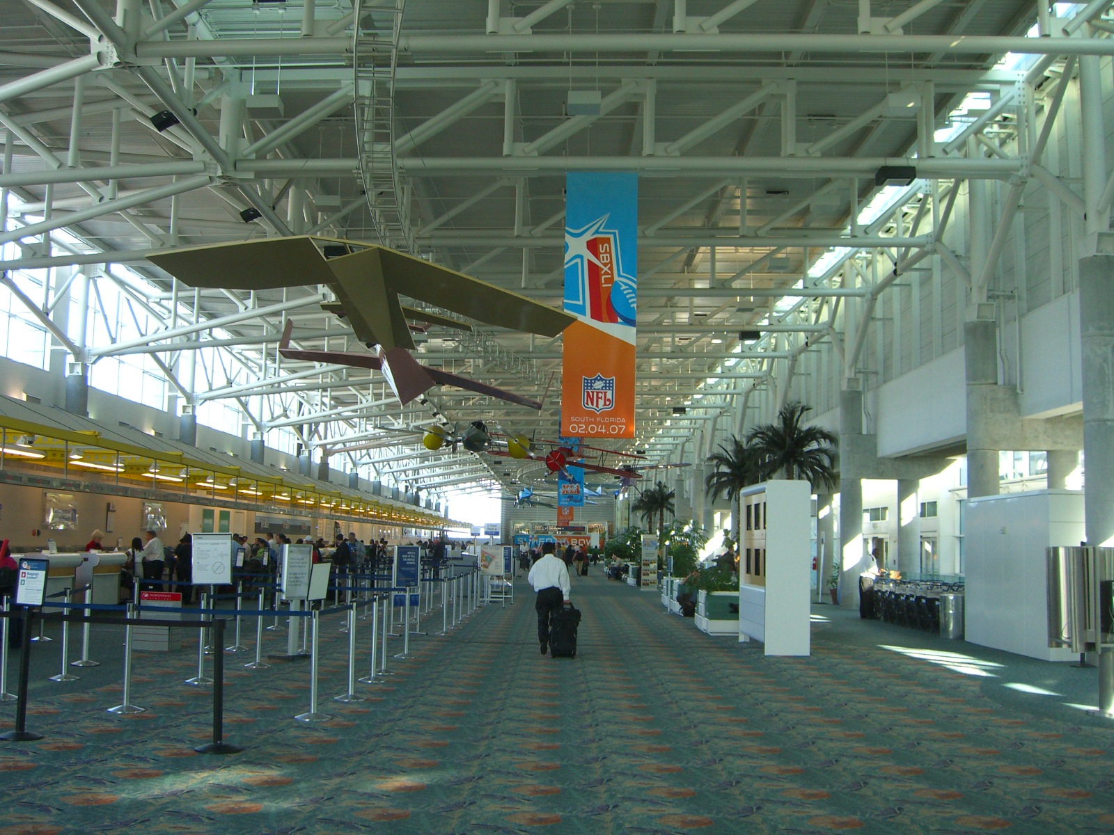 Fort_Lauderdale_–_Hollywood_International_Airport_terminal_1_check-in.jpg