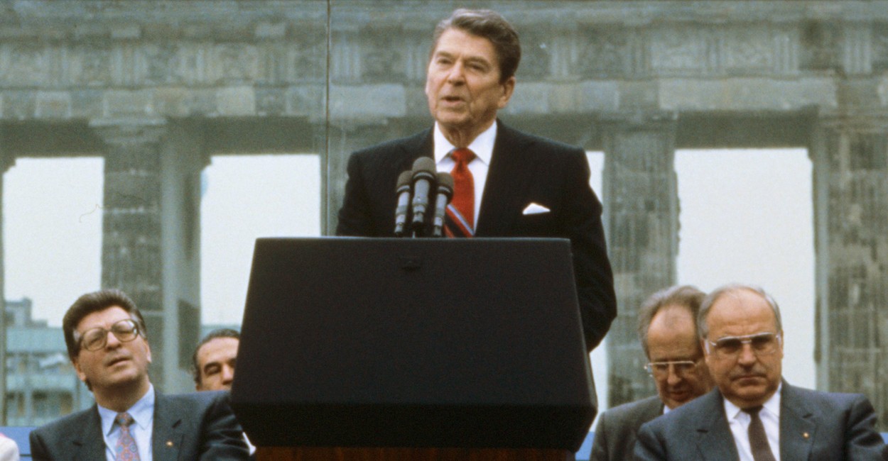 reagan-brandeberg-gate-wall.jpg