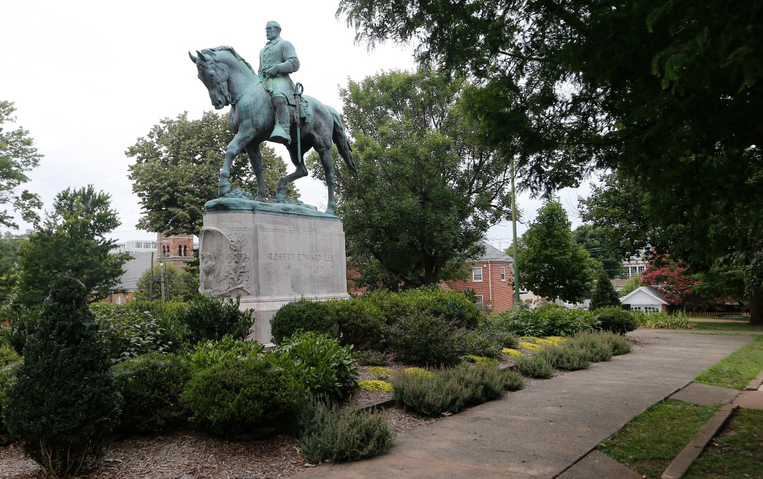 Robert-E-Lee-Charlottesville-statue.jpg