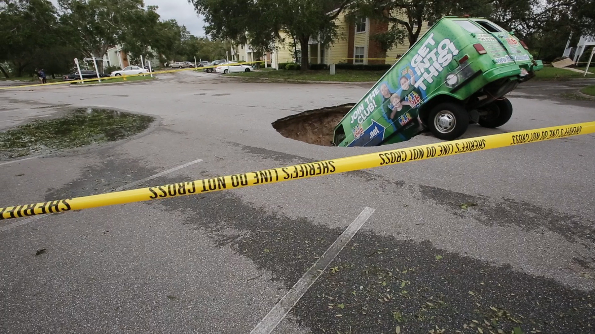 os-during-hurricane-irma-sinkhole-opened-at-astro-park-apartments-20170911.jpg