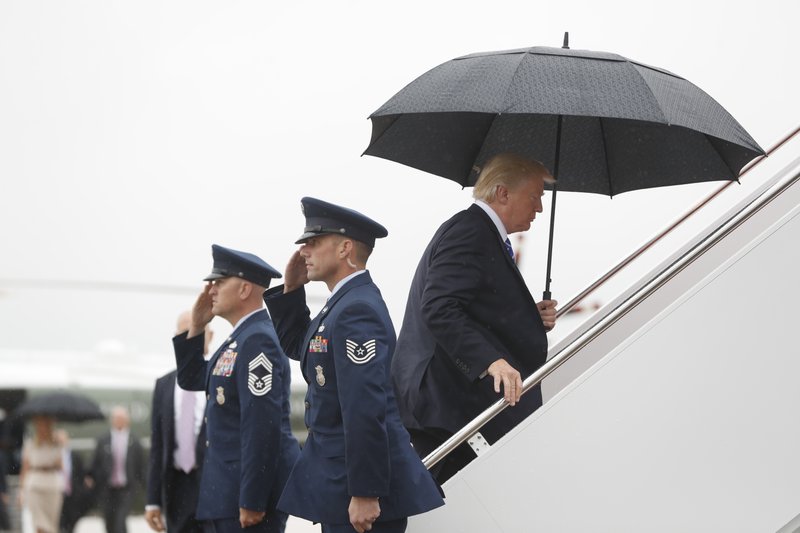 trump, donald - boarding air force one