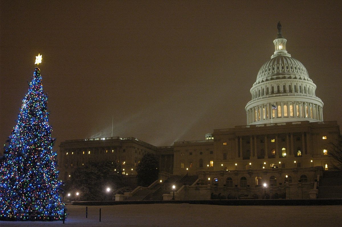 1200px-United_States_Capitol_Christmas_tree_lighting_ceremony_-_December_5,_2007