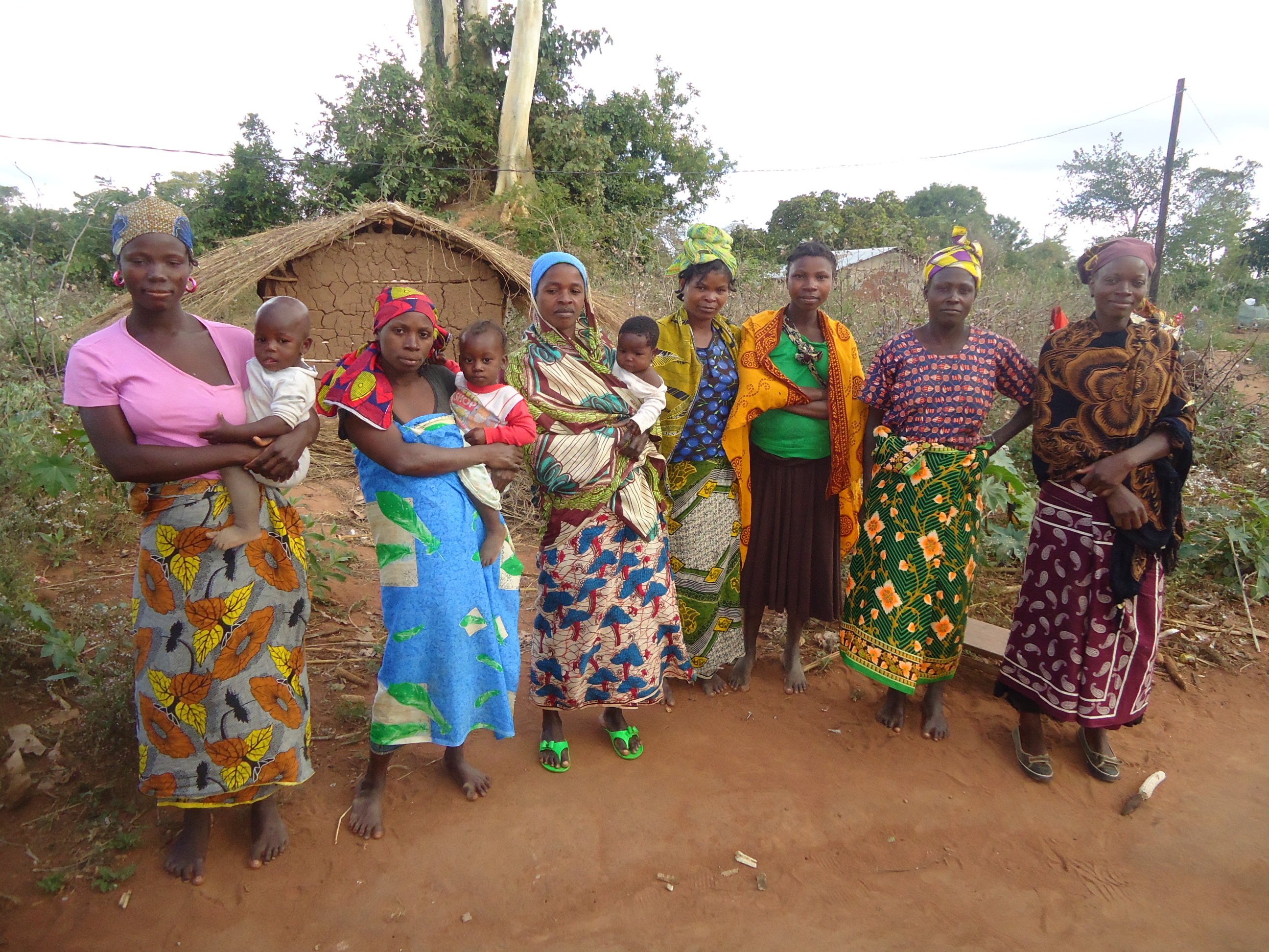 Women_Farmers_in_Itoculu_Monapo_District_Mozambique.jpg