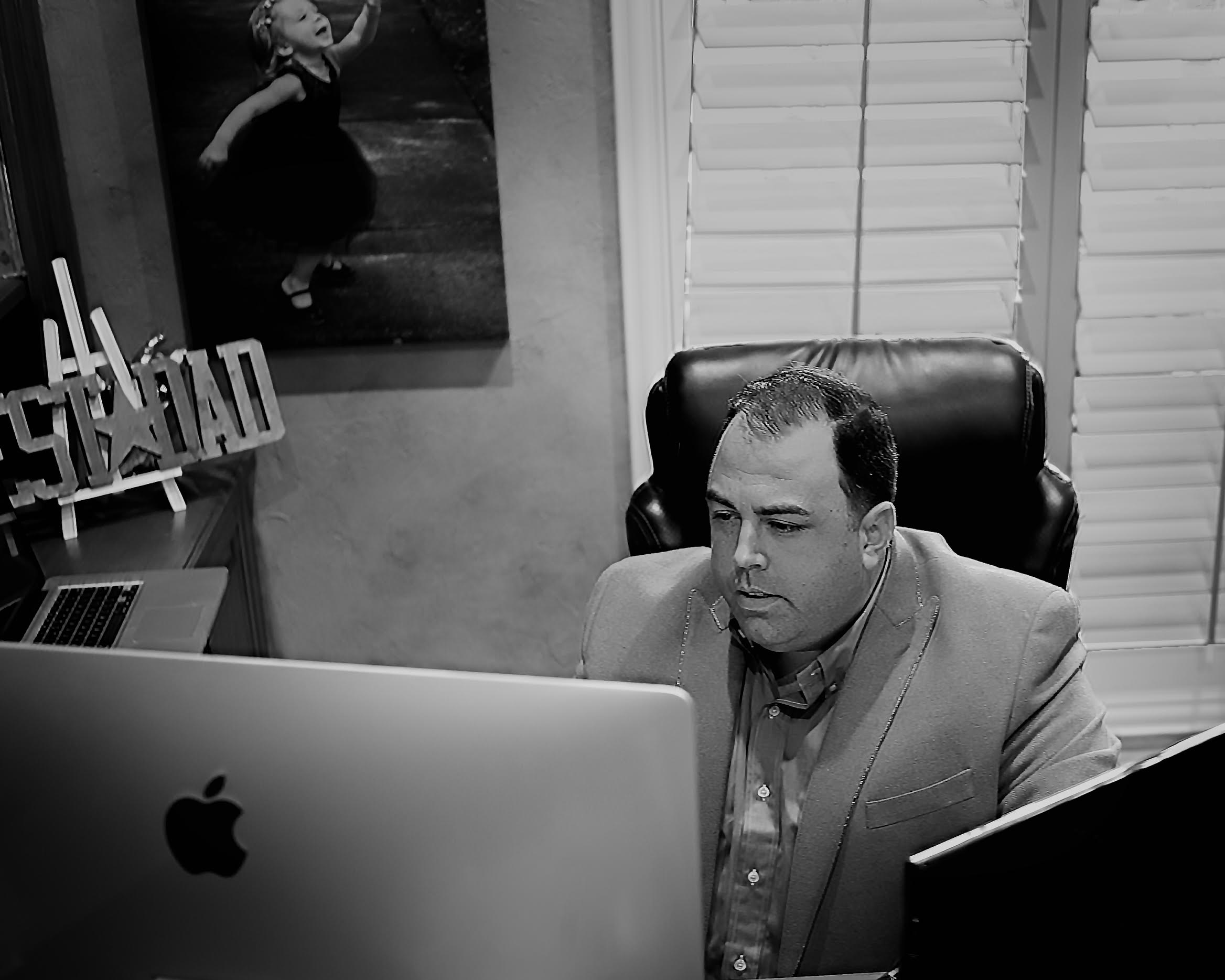 schorsch, peter - at desk, bw