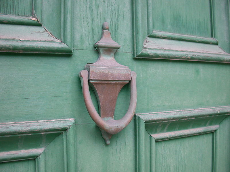 800px-Old_Brass_Door_Knocker