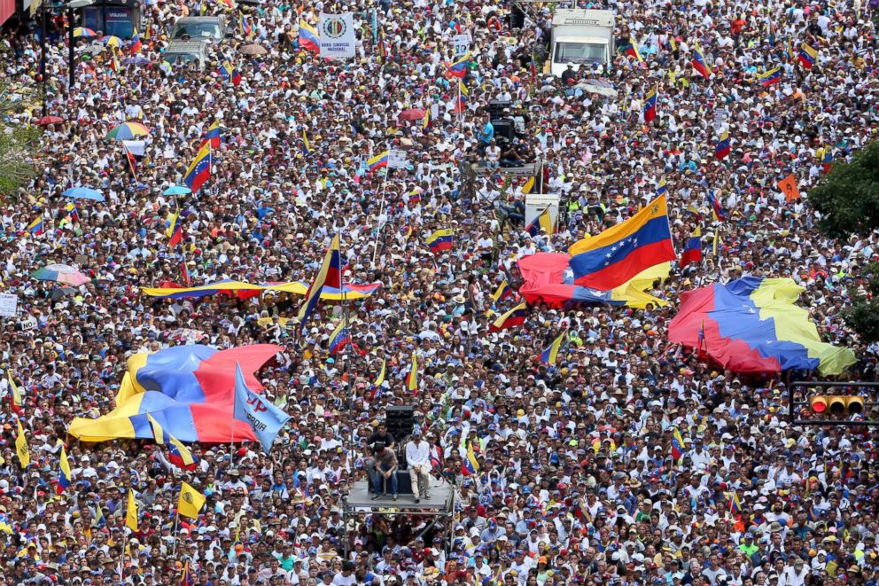 venezuela-crisis-02-crowd-gty-jc-190213_hpEmbed_3x2_992