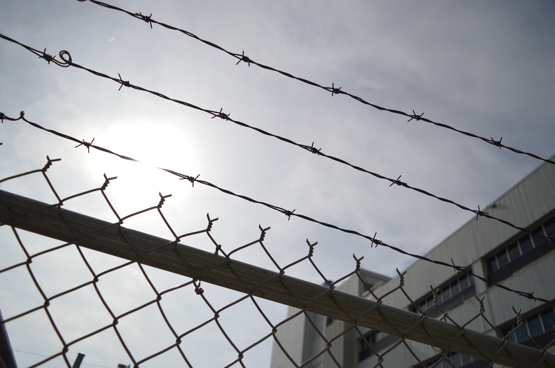 barbed-wire-960248_1920.jpg