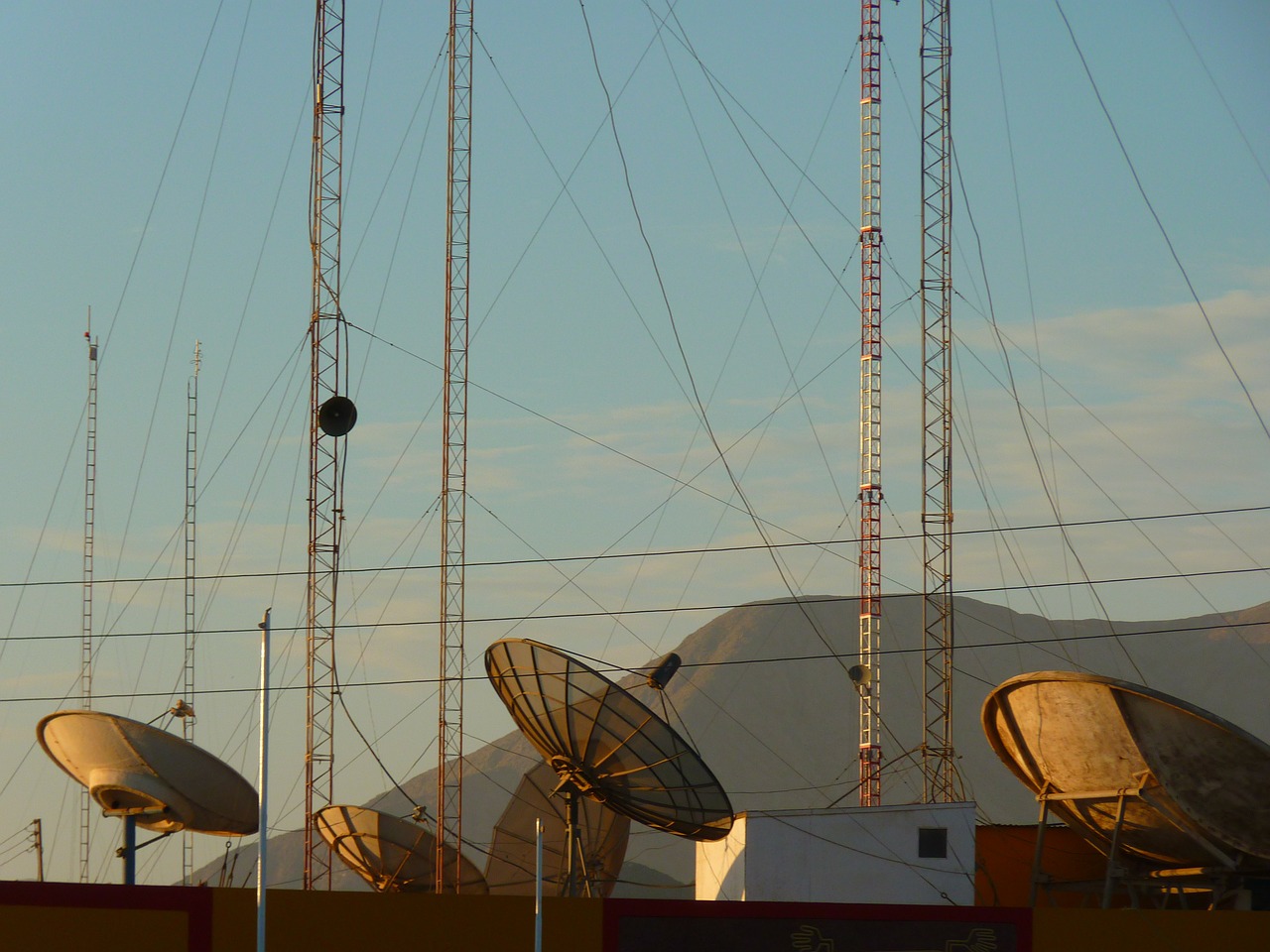 satellite-dishes-43232_1280.jpg