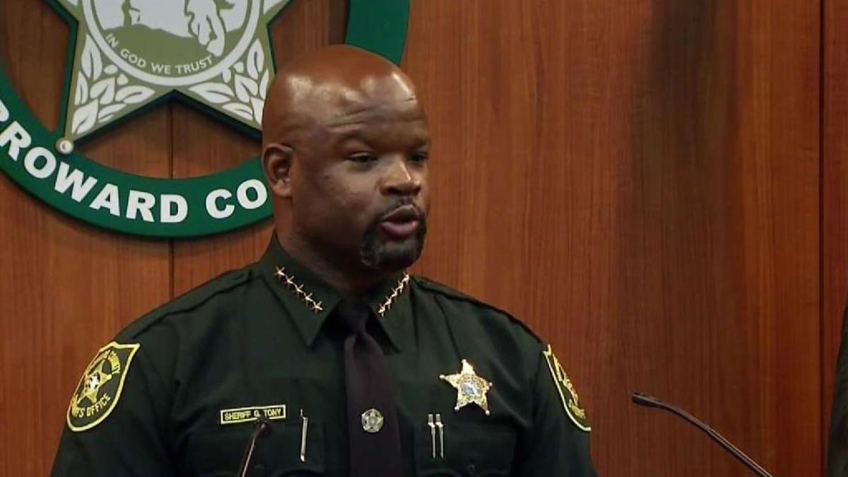 Sheriff_Stands_by_Deputy_in_Blanche_Ely_Confrontation