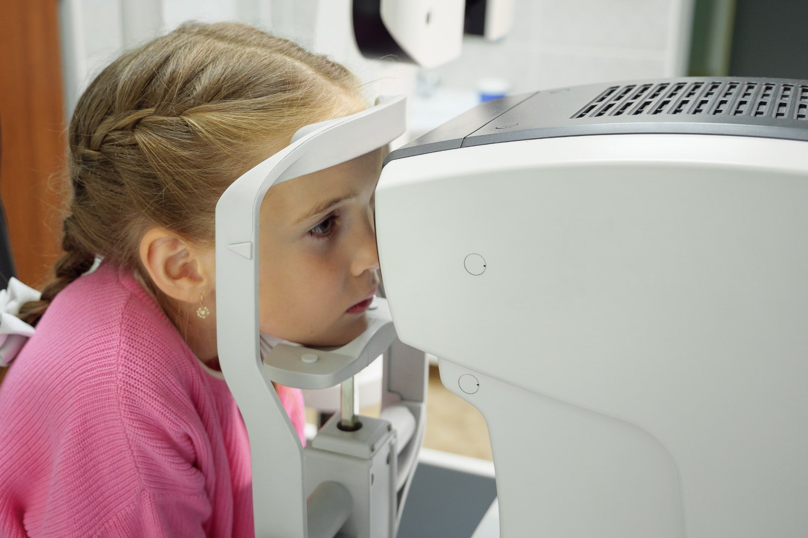 Optometrist examines the sight the little girl