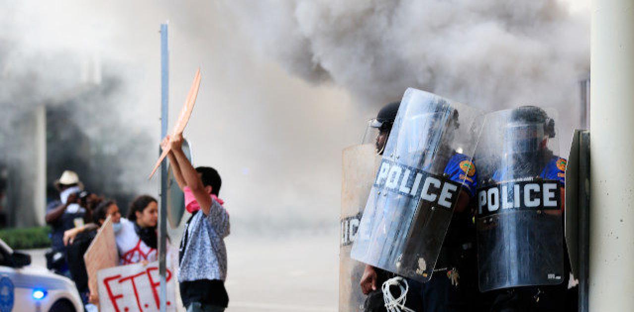 sheriff-rioters-slash-police-officers-neck-in-jacksonville-florida-1.jpg