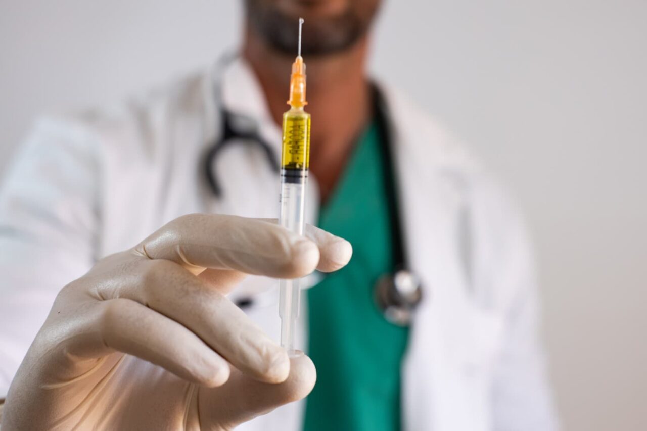 doctor preparando una inyección de una vacuna