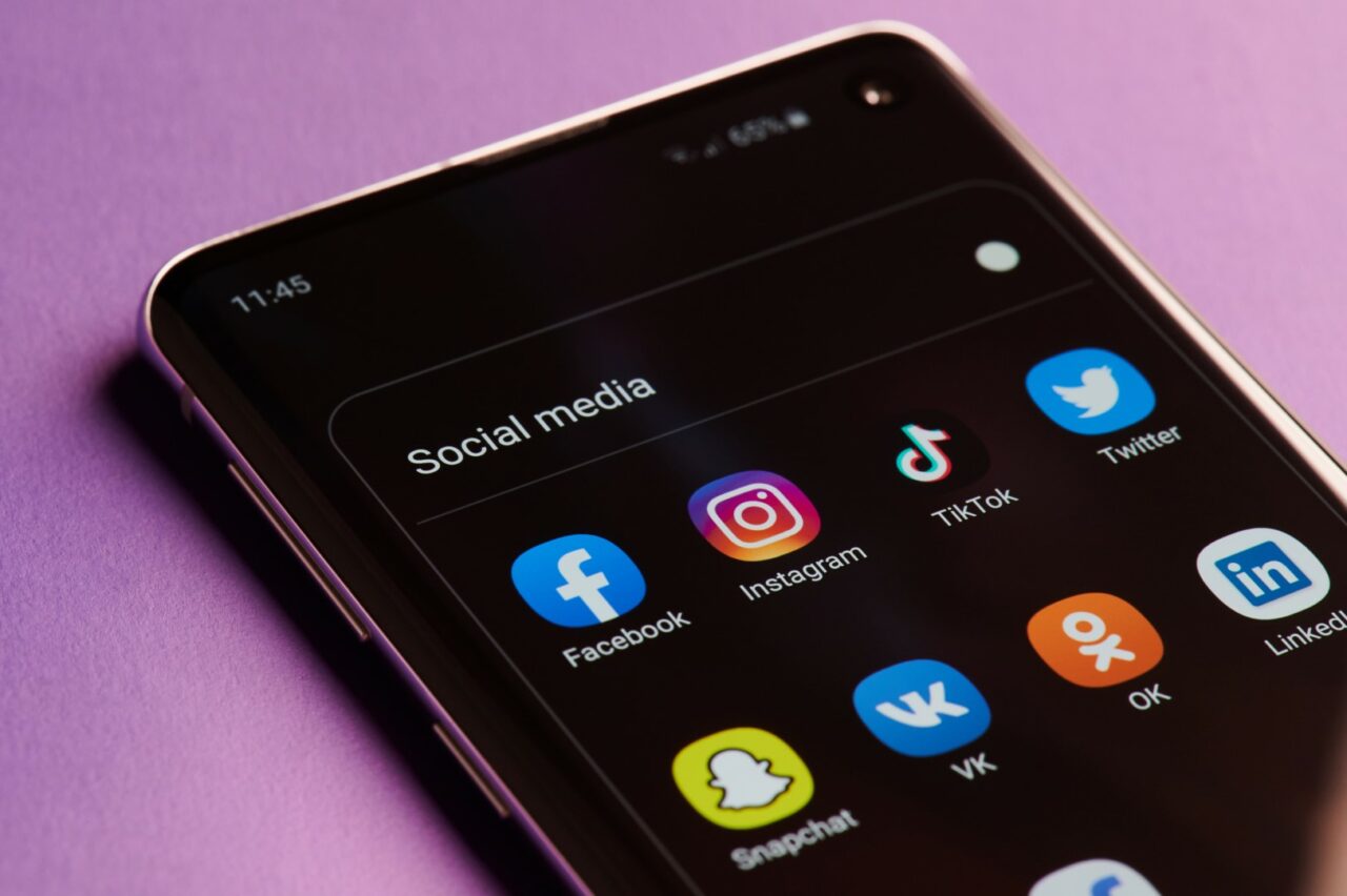 Apps for social media in smartphone