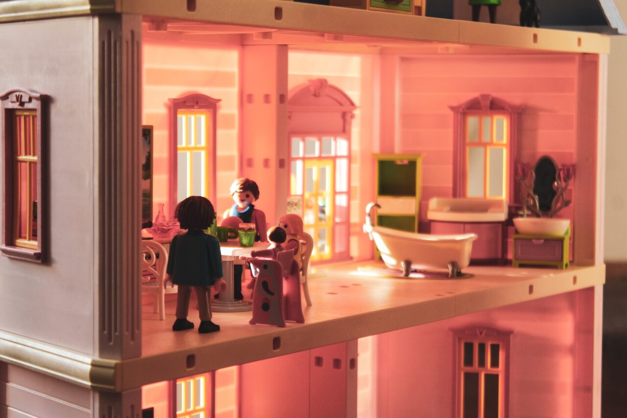 playmobil-5999114_1920-1280x853.jpg