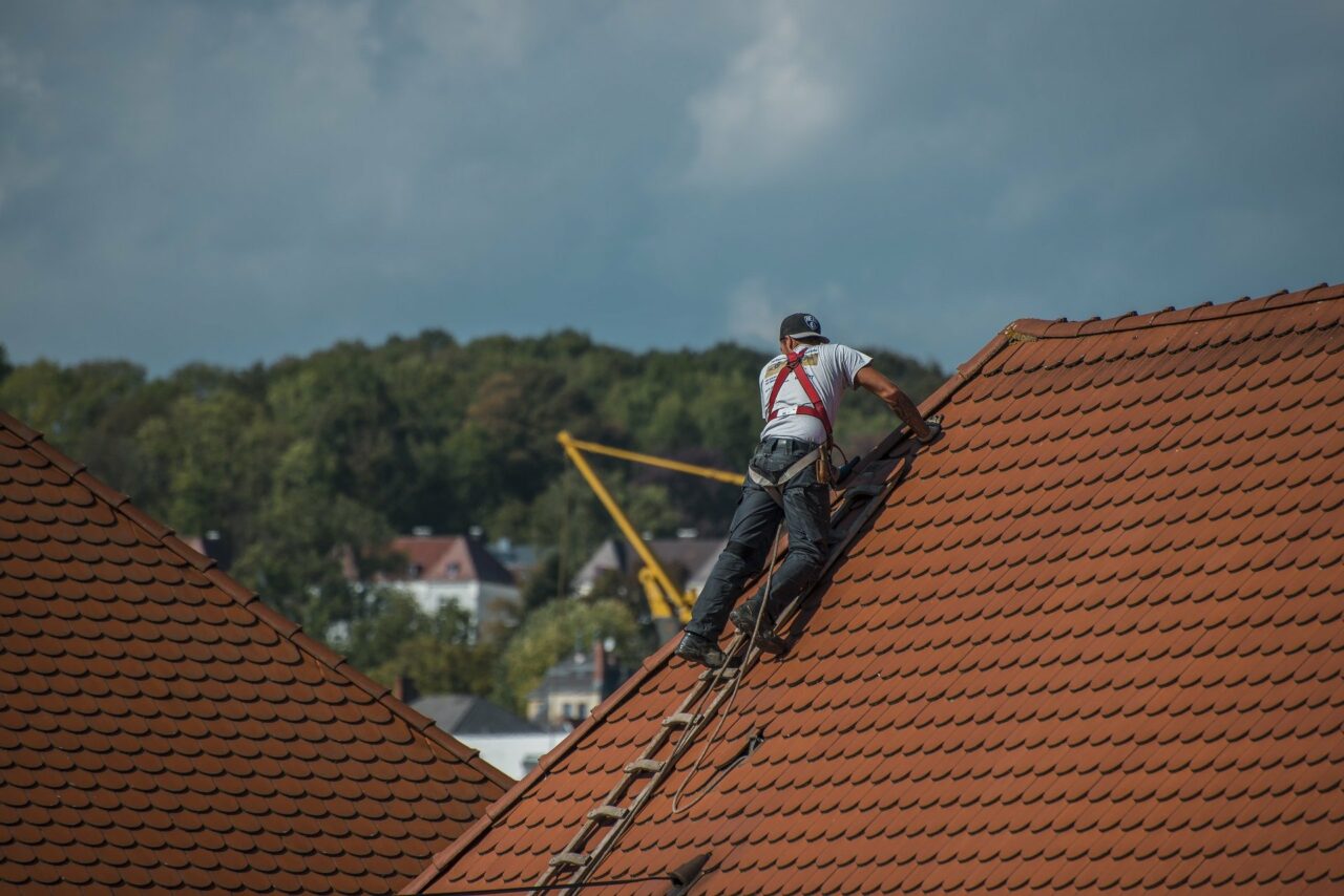 roofers-2891664_1920-1280x854.jpg