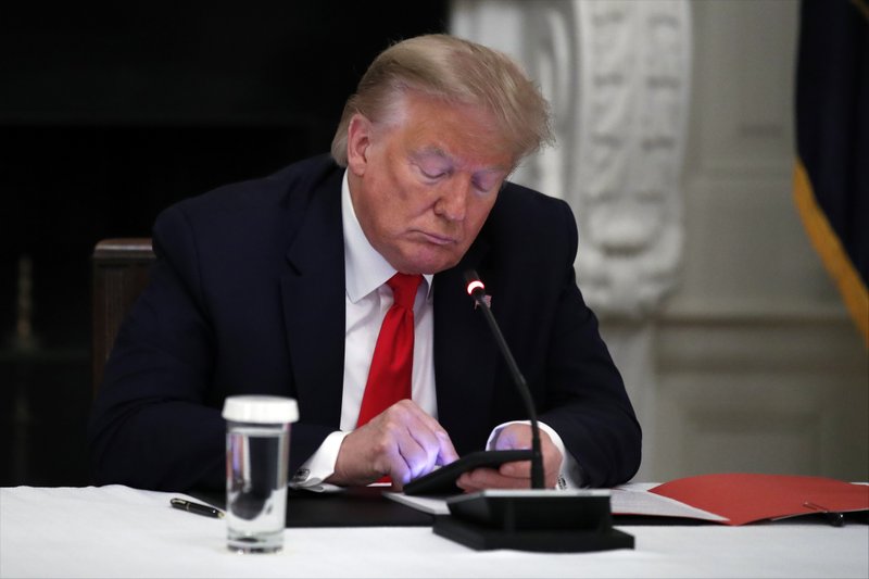 trump, donald - looking at phone