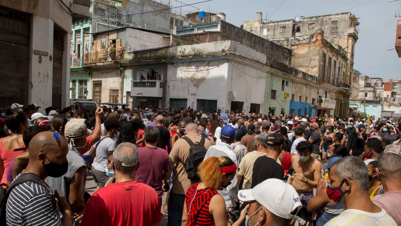 071221_ap_protesters_cuba.jpg