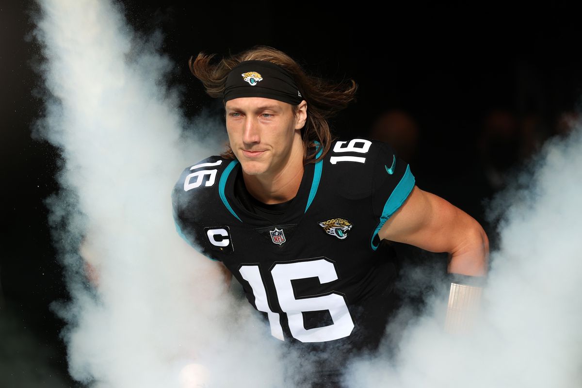 Jaguars introduce first-round picks Trevor Lawrence, Travis Etienne