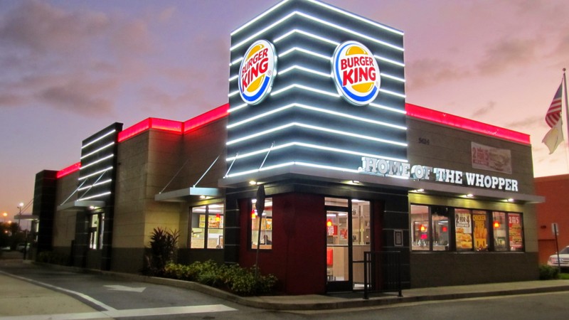 Burger_King_at_night jpg