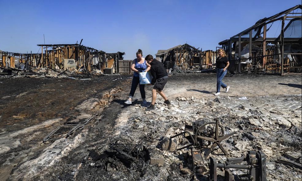 Los bomberos luchan contra dos incendios forestales masivos en Panhandle