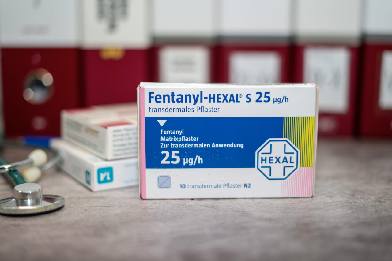 Drug box of  Fentanyl containing fentanil for treatment of sever