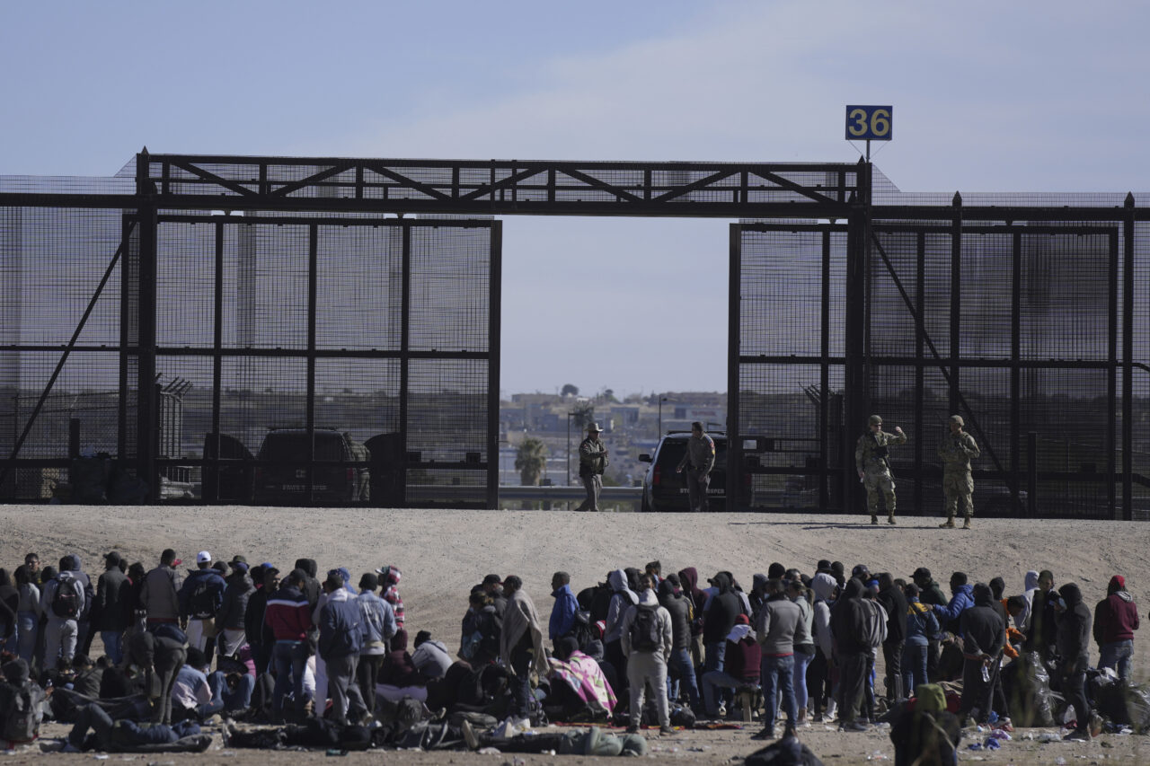 migrants-to-california-ap-photo-1280x853.jpg
