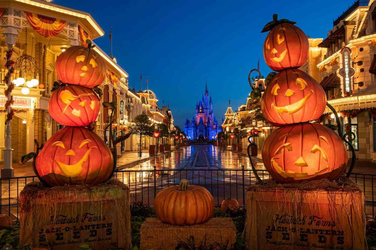 disney-world-main-street-halloween-decor-WDWHALLOWEEN0822-9ac8612c4b614eafba30bc161771b8ac-1280x853.jpg