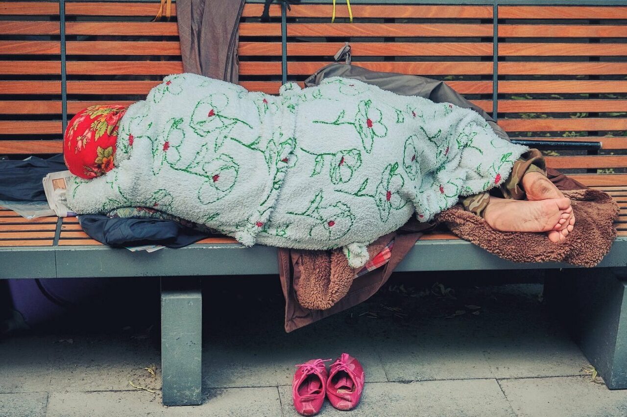 homeless+woman+on+bench