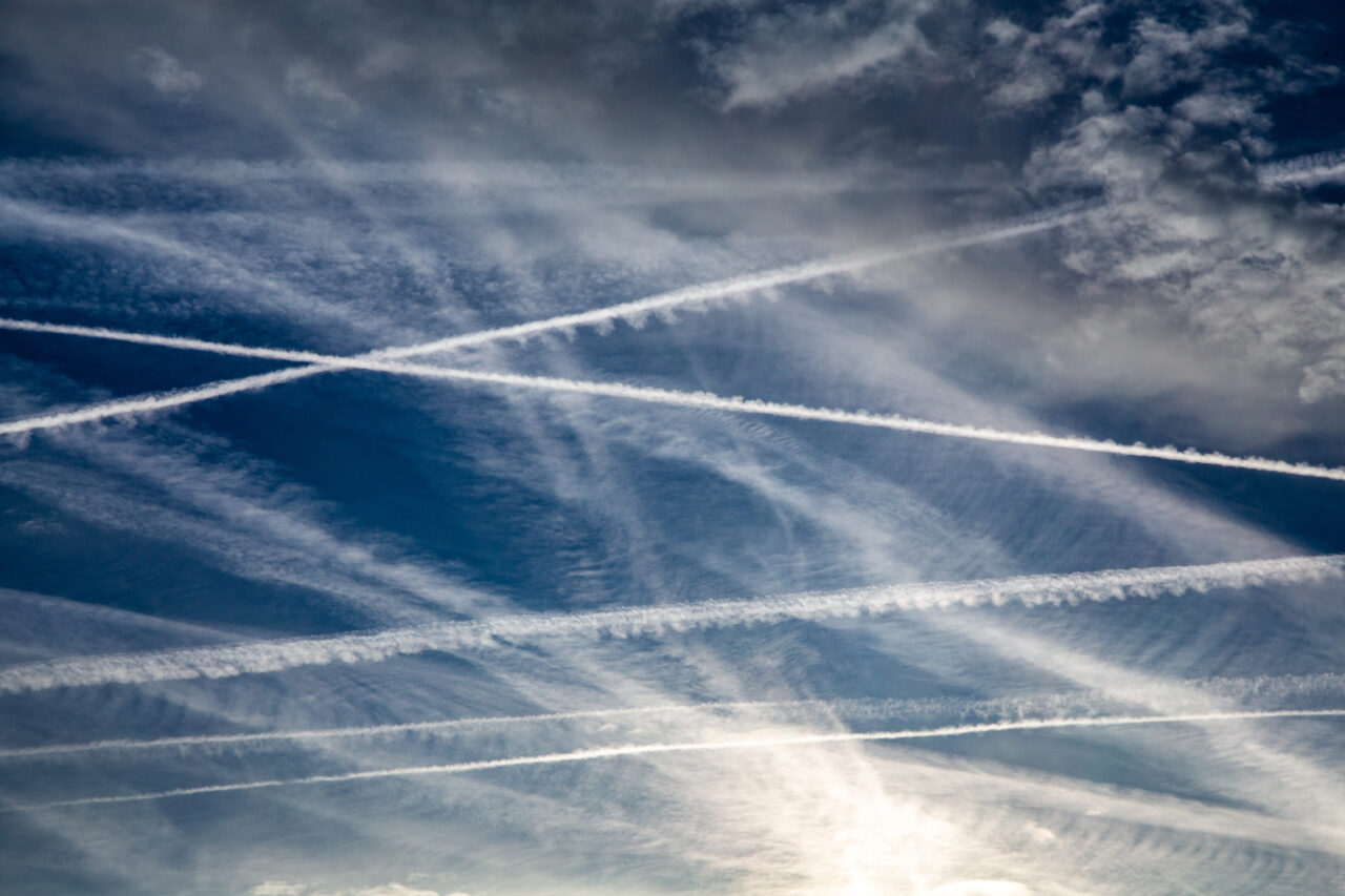 Kondensstreifen bzw. Chemtrails am Himmel über Deutschland